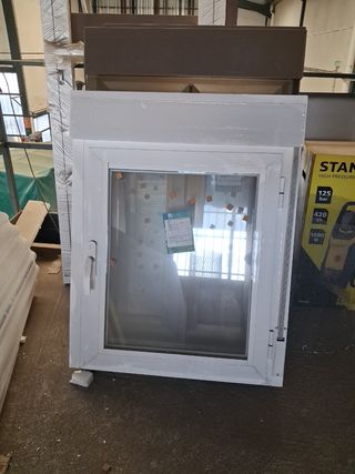 Ventana blanca de aluminio