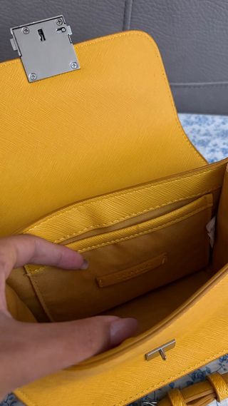 Borsa donna gialla con chiusura metallica