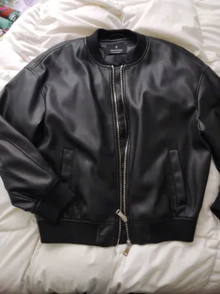 Cazadora polipiel Stradivarius negra