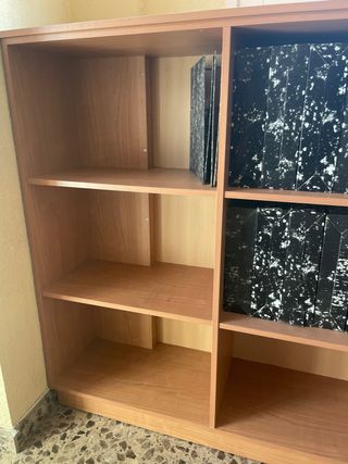 Estantería de madera marrón