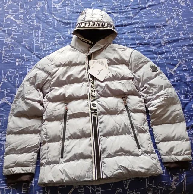 Piumino Moncler ghiaccio (vedi misure in foto)
