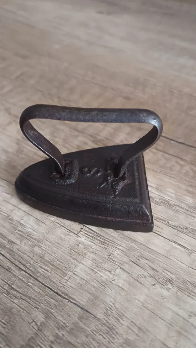 Plancha de hierro antigua pequeña