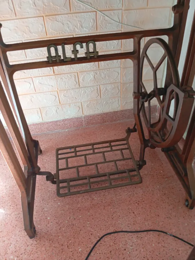 Mesa Soporte Máquina Coser Alfa Antigua