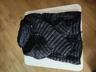 Cazadora de plumas negra