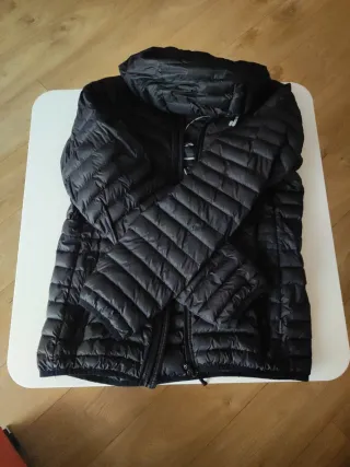 Cazadora de plumas negra