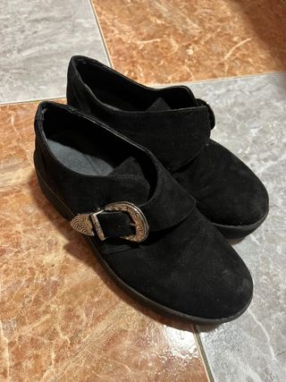 Zapatos negros con hebilla