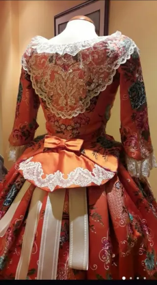 Traje de Fallera Siglo XVIII. Espolin mecanizado.