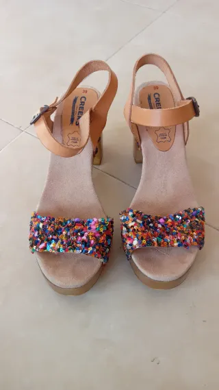 Sandalias fiesta pedrería multicolor