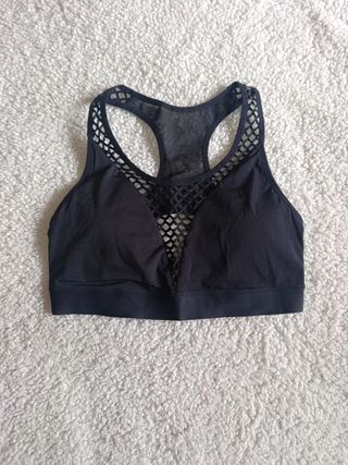 Top deportivo negro con rejilla. Talla M.