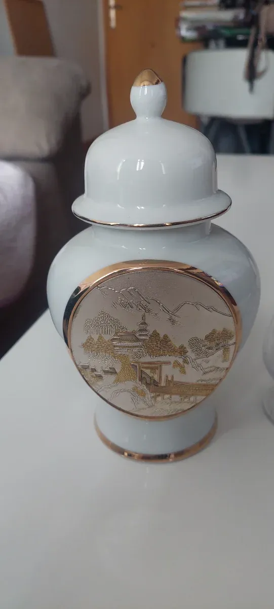 Bombonera porcelana con detalles dorados y platead