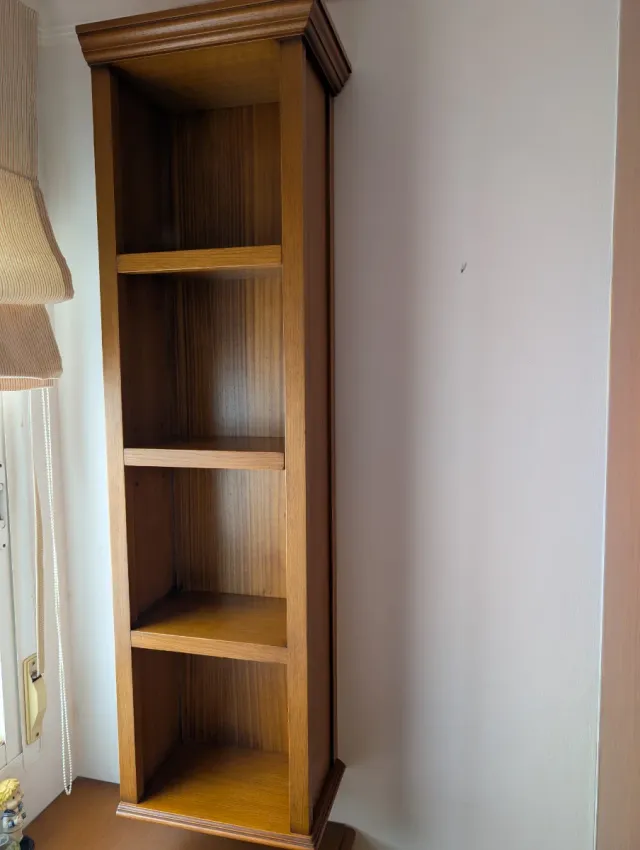 Estantería vertical de madera