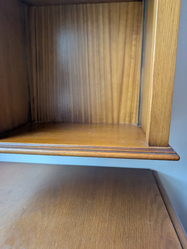 Estantería vertical de madera