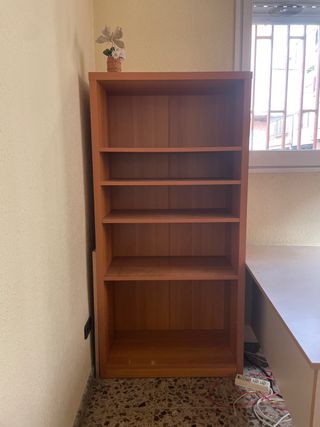 Estantería de madera marrón