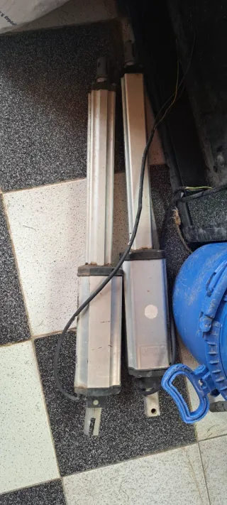 Brazos para puerta batiente