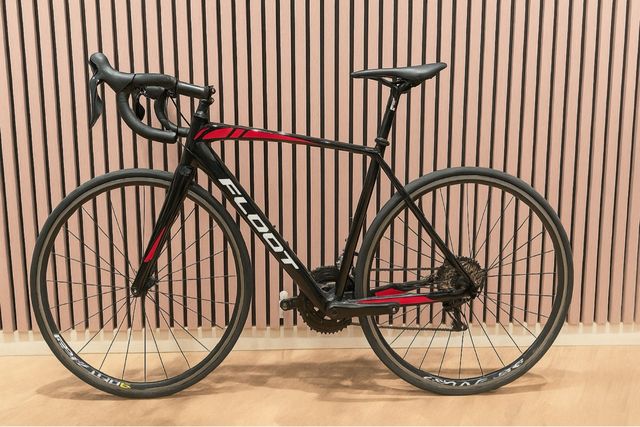 Bicicleta de carretera cloot de carbono negra/roja