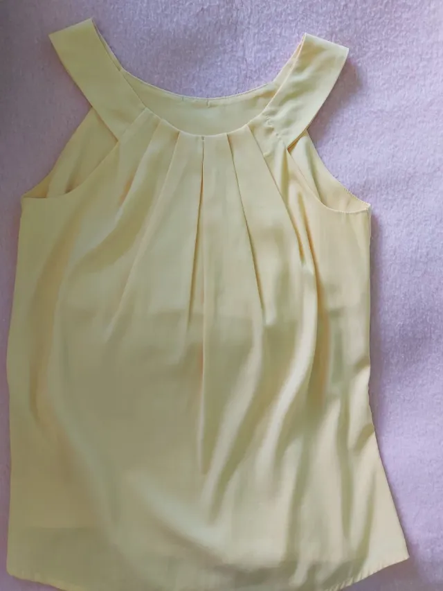 Blusa amarilla con plisados