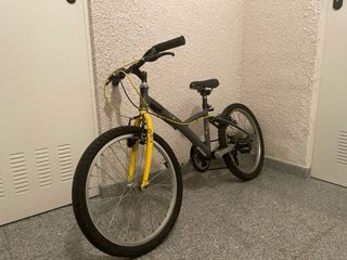Bicicleta infantil Btwin gris y amarilla