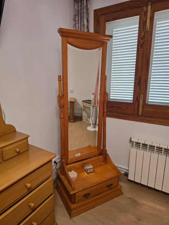 Espejo de pie de madera