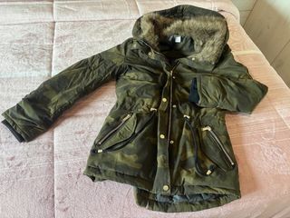 Parka militar con capucha y pelo