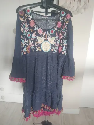 Vestido bordado con pompones