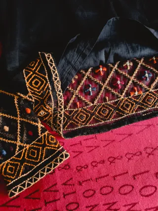 Blusa Bordada Tintoretto Negra Multicolor