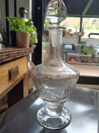 Botella de cristal antigua tallada