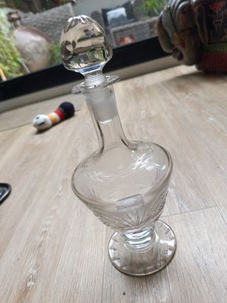 Botella de cristal antigua tallada