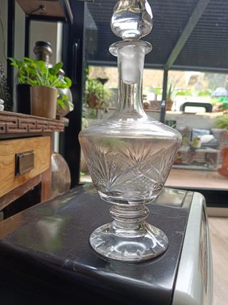 Botella de cristal antigua tallada