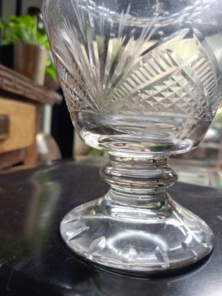 Botella de cristal antigua tallada