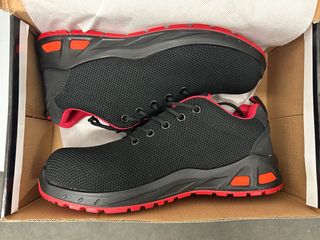 Zapatos de seguridad negros y rojos