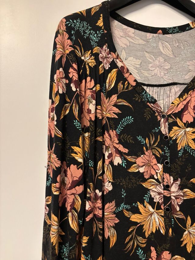 Camiseta estampada floral negra