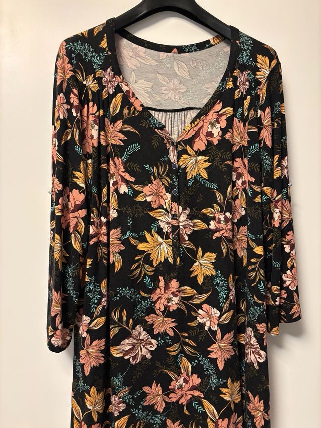 Camiseta estampada floral negra