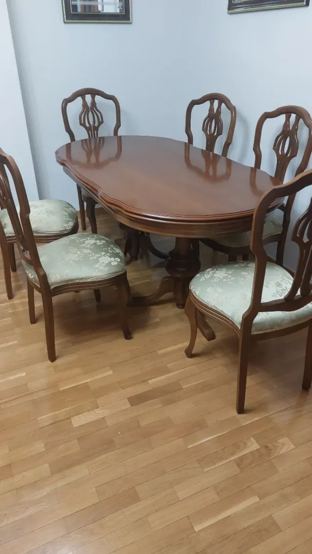 Mesa de comedor ovalada de madera