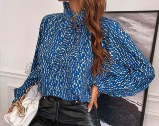 Camisa con lazada y estampado