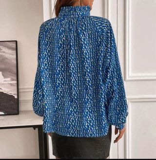 Camisa con lazada y estampado