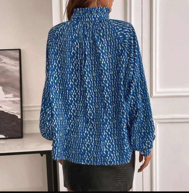 Camisa con lazada y estampado