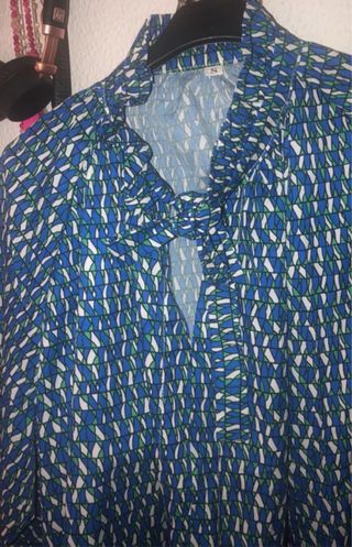 Camisa con lazada y estampado