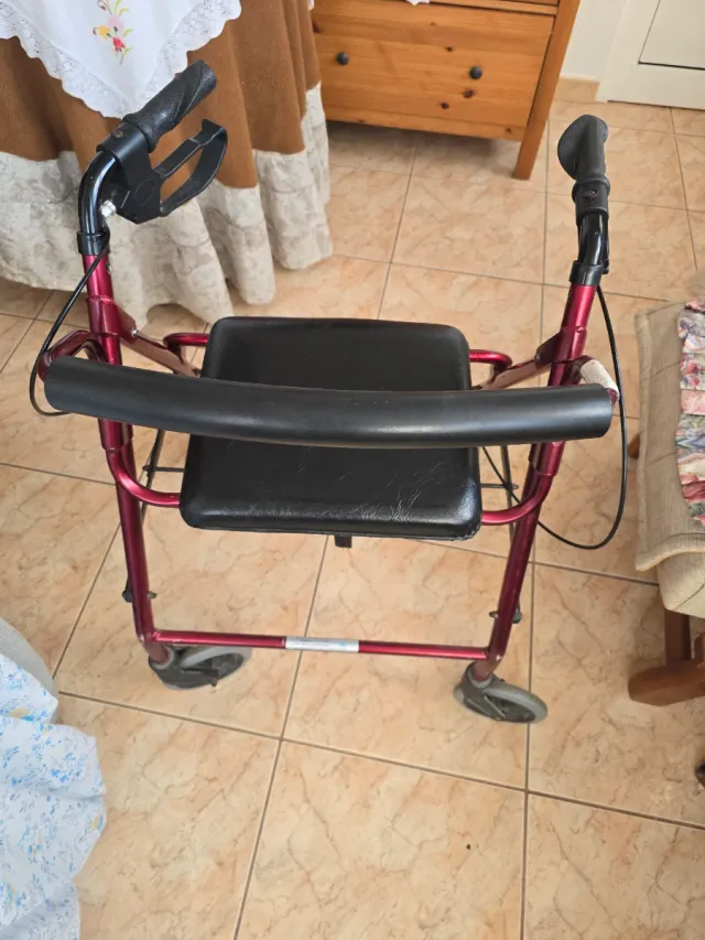 Andador para ancianos con asiento