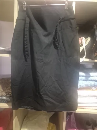 Falda negra con cinturón