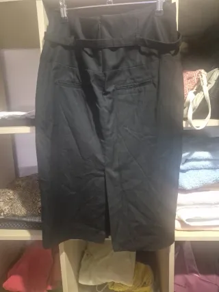 Falda negra con cinturón