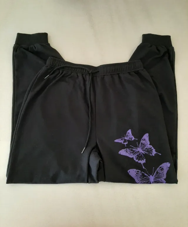 Pantalones de chándal negros con mariposas