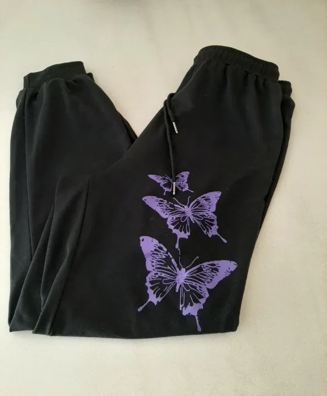 Pantalones de chándal negros con mariposas