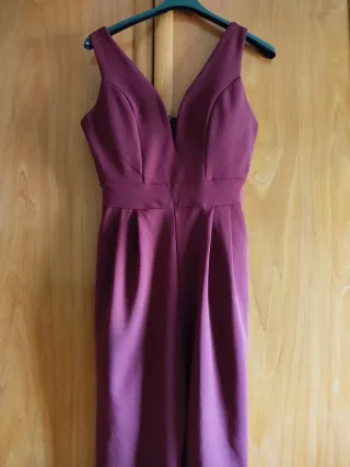 Mono burdeos escote pico