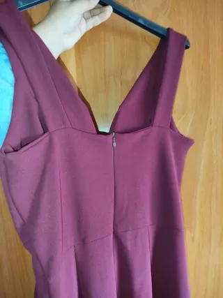 Mono burdeos escote pico