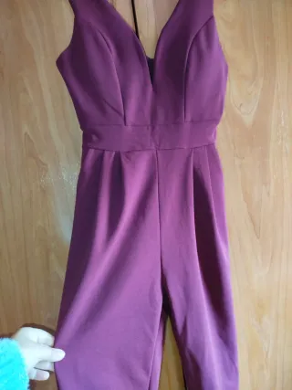 Mono burdeos escote pico