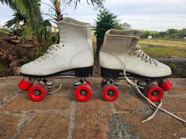 Patines vintage de 4 ruedas blancos
