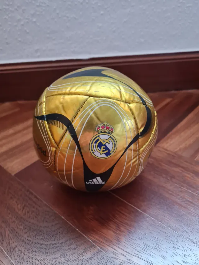 Balón Real Madrid Adidas Dorado
