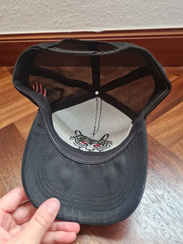 Gorra Negra con Diseño de Tigre y Malla