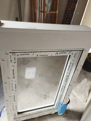 Ventana PVC 780x1300 con persiana