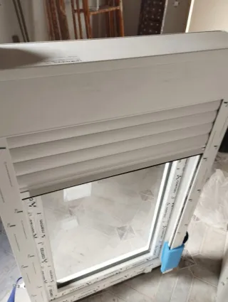 Ventana PVC 780x1300 con persiana